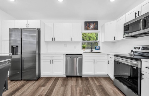 Fort Lauderdale House | Charming, Modern, Smart Home/Office/Fast WIFI/Private Parking/Huge Backyard