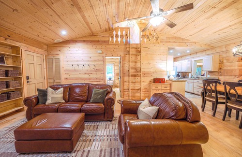 Wildwood Mountain Cabin | Charming Mountain Cabin. 10 min to Highlands/Cashiers. Great WiFi & EV Charger!