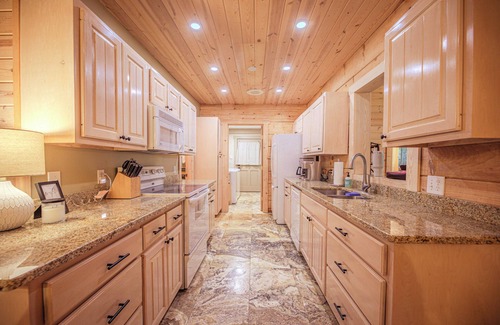 Wildwood Mountain Cabin | Charming Mountain Cabin. 10 min to Highlands/Cashiers. Great WiFi & EV Charger!