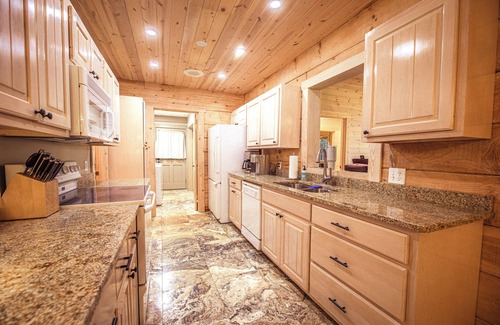 Wildwood Mountain Cabin | Charming Mountain Cabin. 10 min to Highlands/Cashiers. Great WiFi & EV Charger!