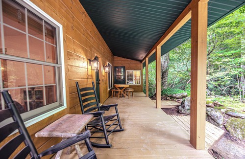 Wildwood Mountain Cabin | Charming Mountain Cabin. 10 min to Highlands/Cashiers. Great WiFi & EV Charger!
