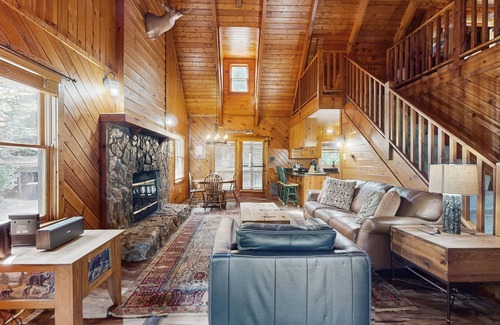 Screamer Mountain Cabin | Charming mountain cabin with scenic views and modern comforts