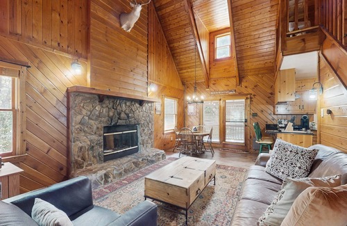 Screamer Mountain Cabin | Charming mountain cabin with scenic views and modern comforts