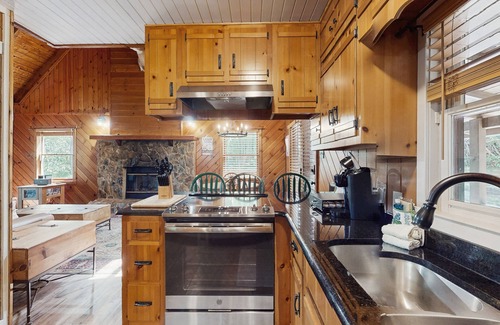 Screamer Mountain Cabin | Charming mountain cabin with scenic views and modern comforts
