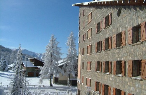Guillaumes Hotel | Charming Mountain Room for Couple | 5 Min Scenic Stroll Nearby Hiking Trails