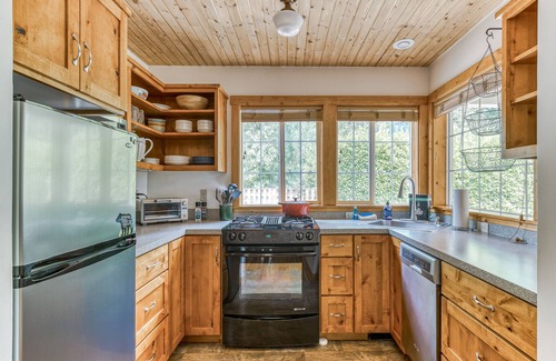 Marmot House | Charming mountain retreat with great deck views & fire pit - near skiing & golf