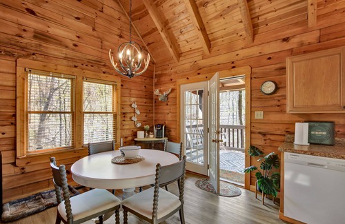 Pine Mountain Cabin | Charming Mountain Ridge View Cozy Cabin near FDR State Park and Callaway Gardens
