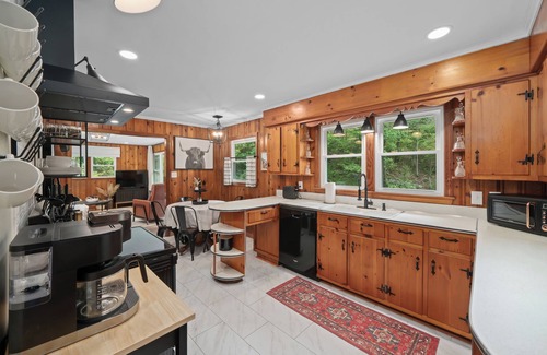 Burnsville Other | Charming Mtn Cabin, Hot Tub+Fire Pit, Private, WiFi, Grill, Near Green Mtn Area!
