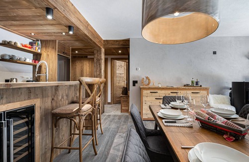 Le Praz Apartment | Charming New Apartment Near Pistes with Terrace and Ski-Room