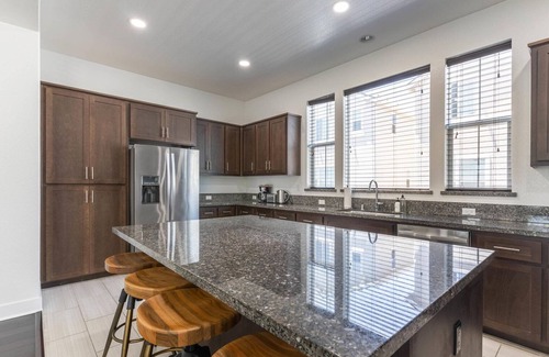 Newark House | Charming Newark 4BR w/2-Car Garage, nr Cinema & Sports, by Blueground