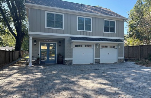 Marietta Cottage | Charming, newly constructed, carriage house located in Marietta Square.