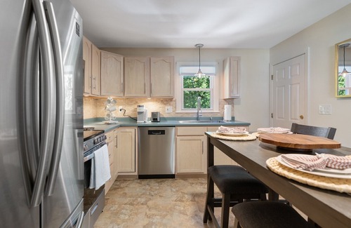Middletown House | Charming, Newly Remodeled Newport Cottage Near the Beaches - Sleeps 6