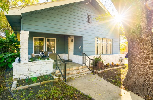 Highland Park House | Charming newly renovated 3 bed 2 bath - 2 miles from attractions