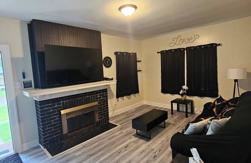 Danville House | Charming newly renovated 2-bedroom house with AC, WiFi in nice neighborhood