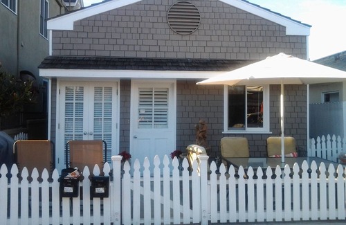 West Newport Cottage | CHARMING NEWPORT BEACH COTTAGE CLOSE TO BEACH AND BAY ON THE PENNISULA.