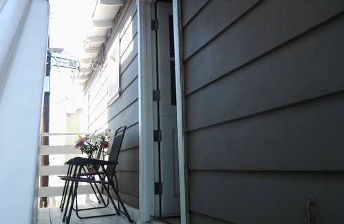 West Newport Cottage | CHARMING NEWPORT BEACH COTTAGE CLOSE TO BEACH AND BAY ON THE PENNISULA.