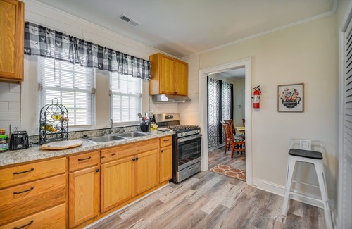 Newport News Cottage | Charming Newport News Cottage < 1 Mi to Ocean!