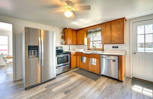 Niantic Cottage | Charming Niantic Vacation Rental: Walk to Beach!