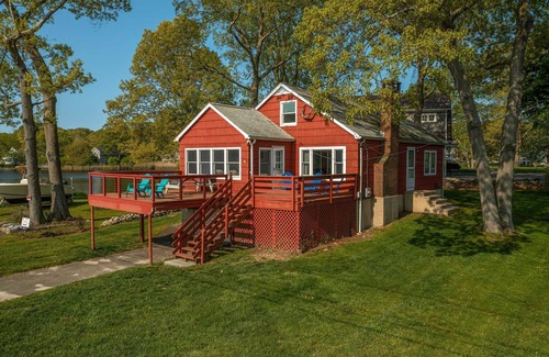Niantic Cottage | Charming Niantic Vacation Rental: Walk to Beach!