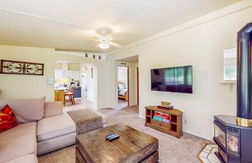 Sumner House | Charming Northwest home w/a full kitchen, private back yard - near Lake Tapps