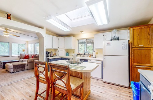 Sumner House | Charming Northwest home w/a full kitchen, private back yard - near Lake Tapps