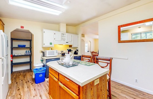 Sumner House | Charming Northwest home w/a full kitchen, private back yard - near Lake Tapps