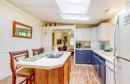 Sumner House | Charming Northwest home w/a full kitchen, private back yard - near Lake Tapps