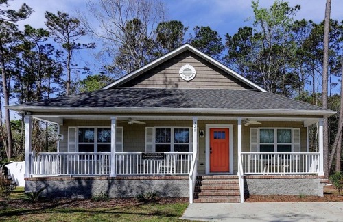 Tranquil Harbour House | Charming Oak Island Cottage - Close to Everything!