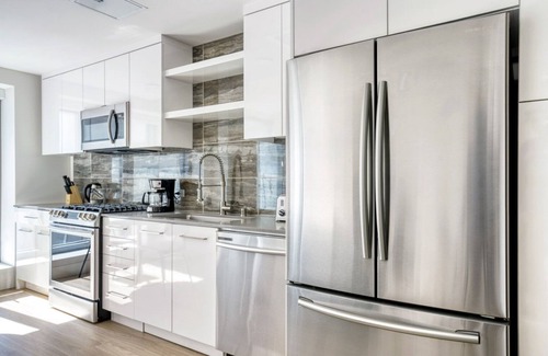 Downtown Oakland Apartment | Charming Oakland 1BR w/Pool, W/D, Sky Deck, next to BART, by Blueground