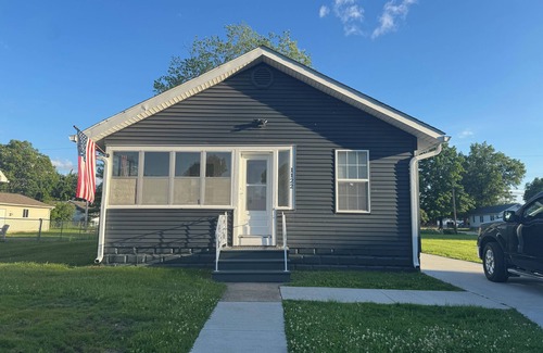 Taylorville House | Charming Oasis 2-bedroom house with AC, WiFi in small town Taylorville