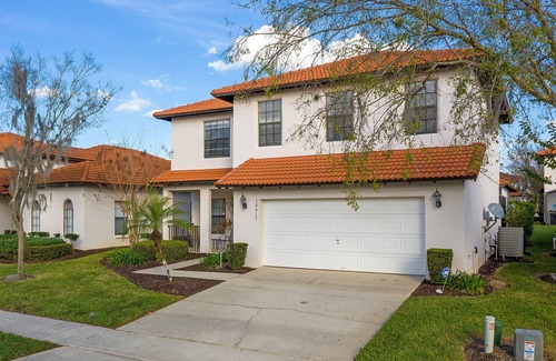 Four Corners House | CHARMING OASIS VILLA NEAR DISNEY WITH POOL, BBQ, AND OUTDOOR ADVENTURES
