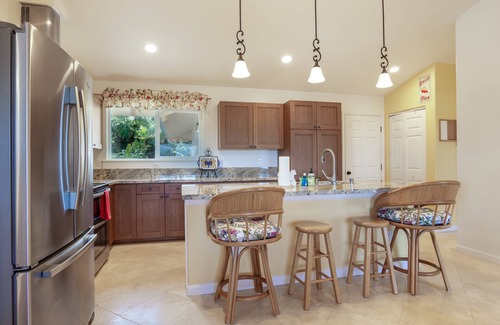 Kona Palisades House | Charming ocean-view home with large lanai, washer/dryer, & grill - snowbirds OK