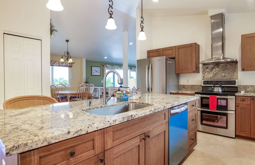 Kona Palisades House | Charming ocean-view home with large lanai, washer/dryer, & grill - snowbirds OK