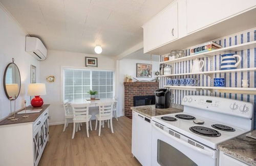 Rockaway Beach Cottage | Charming oceanfront 2-bedroom cottage in Rockaway Beach with AC, WiFi
