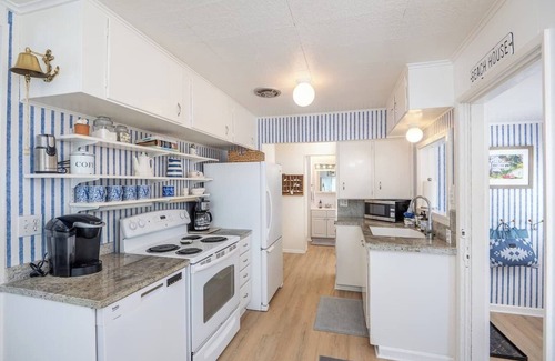 Rockaway Beach Cottage | Charming oceanfront 2-bedroom cottage in Rockaway Beach with AC, WiFi