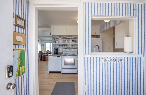 Rockaway Beach Cottage | Charming oceanfront 2-bedroom cottage in Rockaway Beach with AC, WiFi