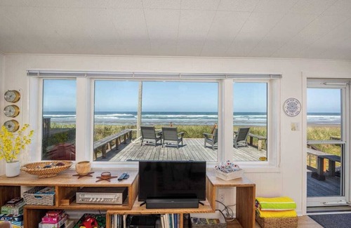Rockaway Beach Cottage | Charming oceanfront 2-bedroom cottage in Rockaway Beach with AC, WiFi