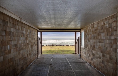 Neskowin Apartment | Charming oceanfront studio w/easy beach access and stunning ocean views