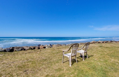 Neskowin Apartment | Charming oceanfront studio w/easy beach access and stunning ocean views