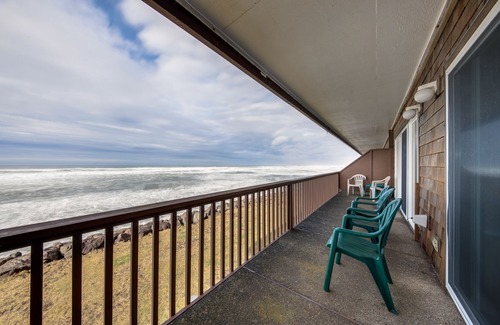 Neskowin Apartment | Charming oceanfront studio w/easy beach access and stunning ocean views