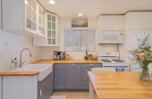 Meiners Oaks House | Charming Ojai bungalow in great location with mountain views!
