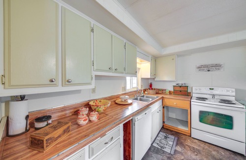 Libby Cottage | Charming Old Farmhouse in Libby: Pets Welcome!