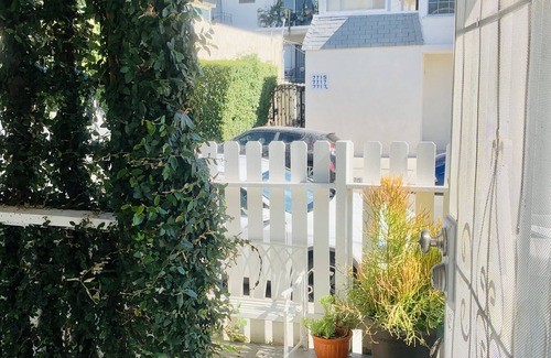 West Hollywood Cottage | Charming One Bedroom with Artist Loft
