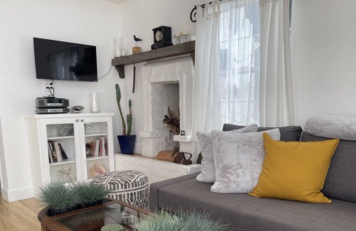 Clarkdale Cottage | Charming One-Bedroom Guest Cottage w/ Parking
