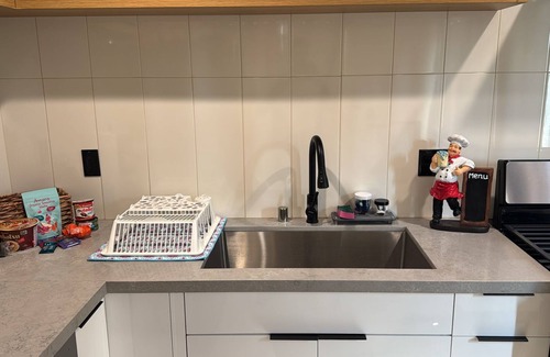Boyle Heights Hotel | Charming One Bedroom Suite in lovely Los Angeles with AC, WiFi