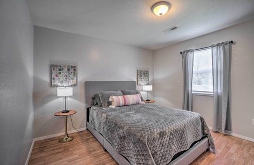 West Plains House | Charming One-Level Home w/Deck, Walk to Dtwn