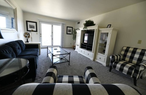 Oshkosh Apartment | Charming Oshkosh Residence Near Fox River With Underground Parking