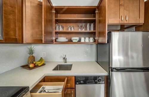 Waikiki Apartment | Charming Palm Suite at The Imperial Hawaii Resort