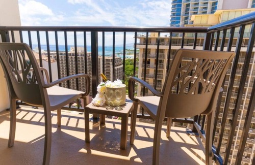 Waikiki Apartment | Charming Palm Suite at The Imperial Hawaii Resort