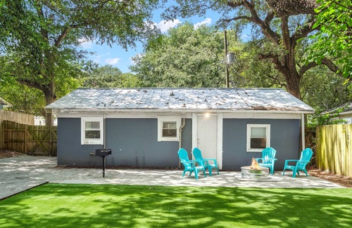 North Charleston House | Charming Park Circle Bungalow with Huge Backyard